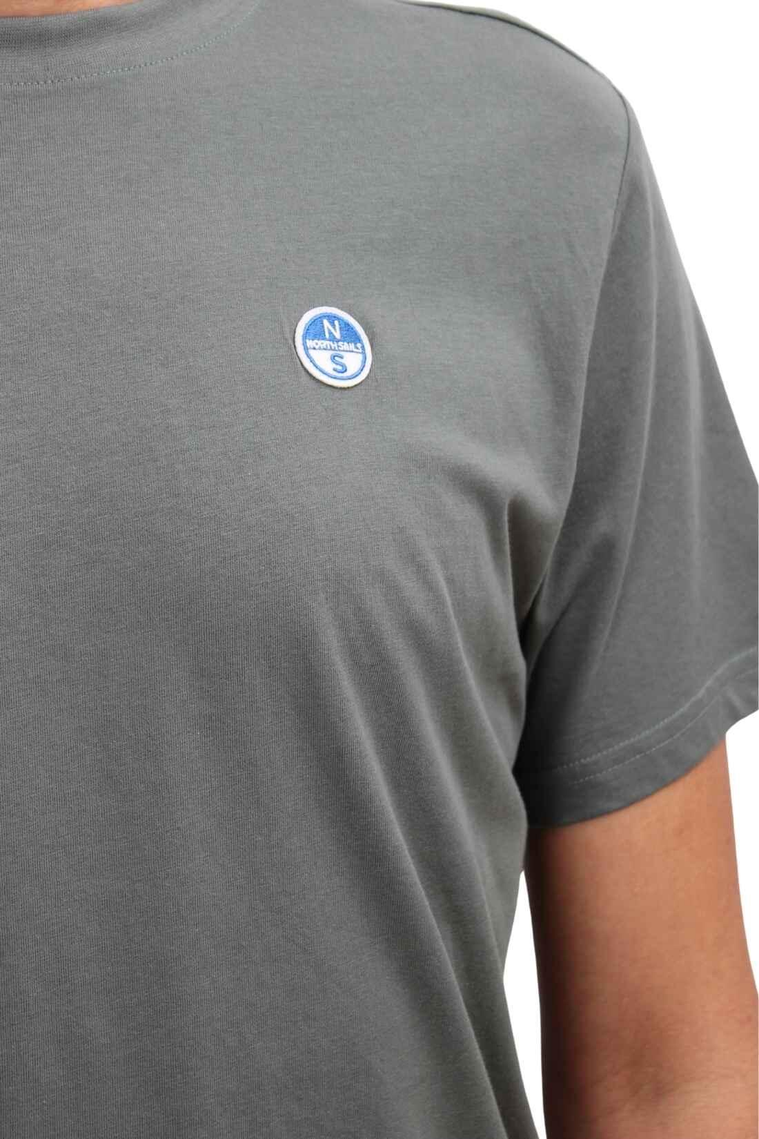 T-shirt uomologo 2/4