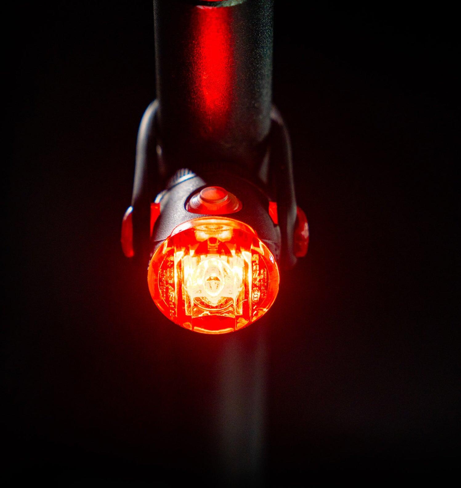 2951 Femto USB‑C luz traseira recarregável preta 4/5