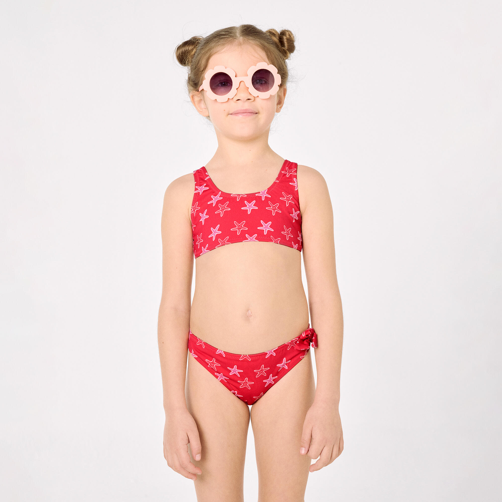 Bikini niña detalles volantes y lazos estampado estrellas marinas rojo 3/7