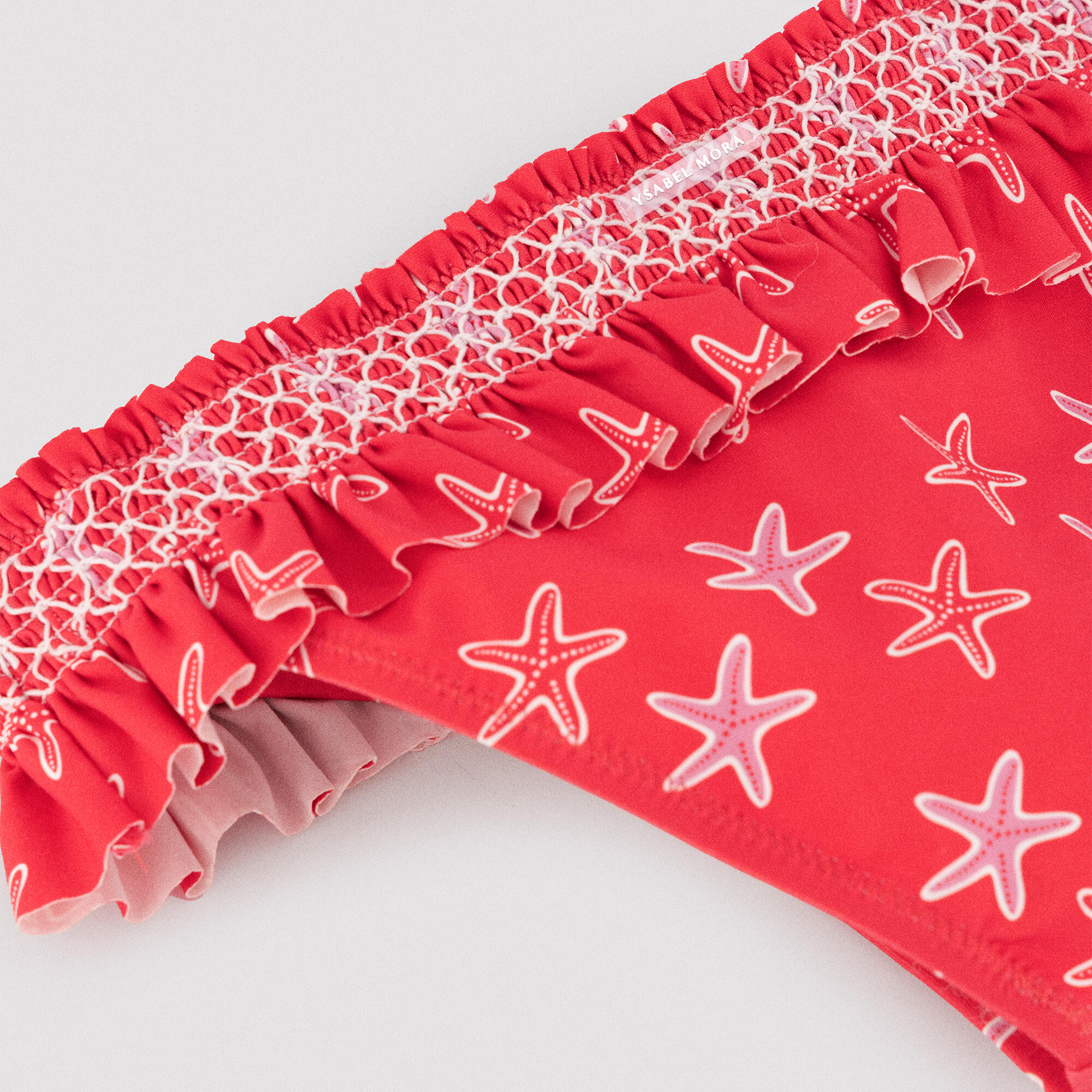 Bikini niña detalles volantes y nido de abeja estampado estrellas marinas rojo 3/7
