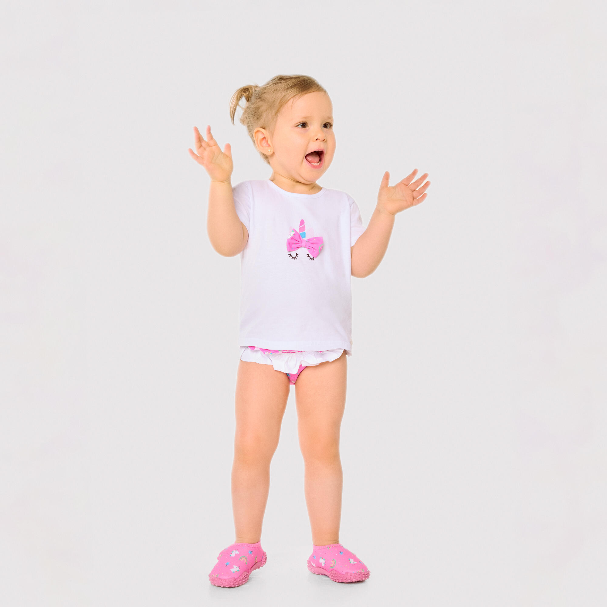 Ensemble t-shirt et bloomer bébé à imprimé licorne 4/4