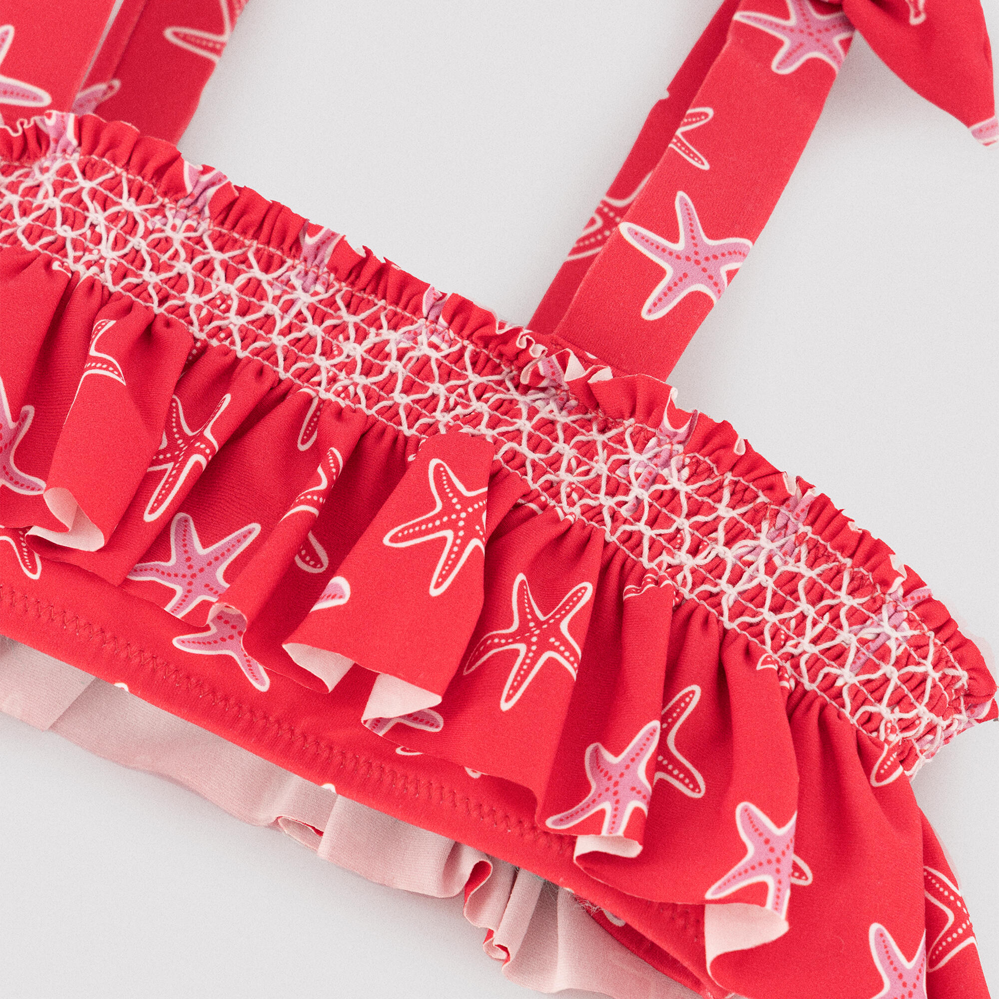 Bikini niña detalles volantes y nido de abeja estampado estrellas marinas rojo 2/7