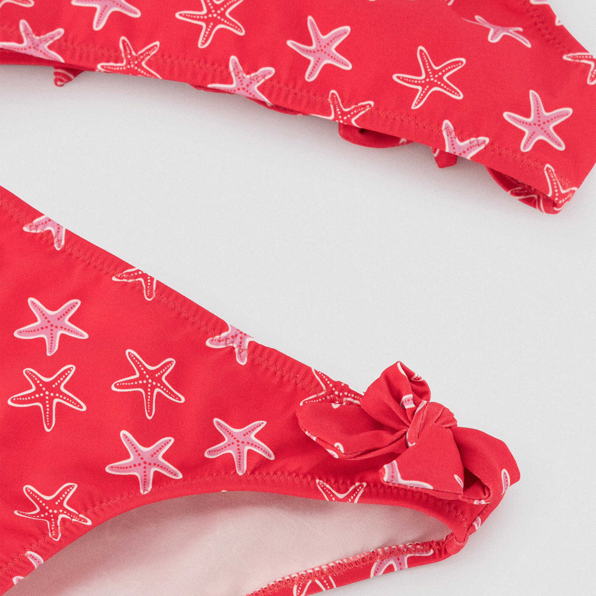 Bikini niña detalles volantes y lazos estampado estrellas marinas rojo 2/7
