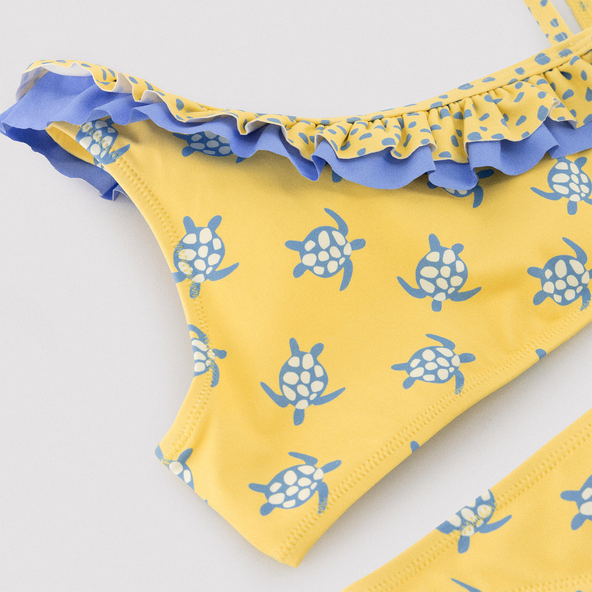 Bikini niña asimétrico detalle volantes estampado tortugas amarillo 2/7