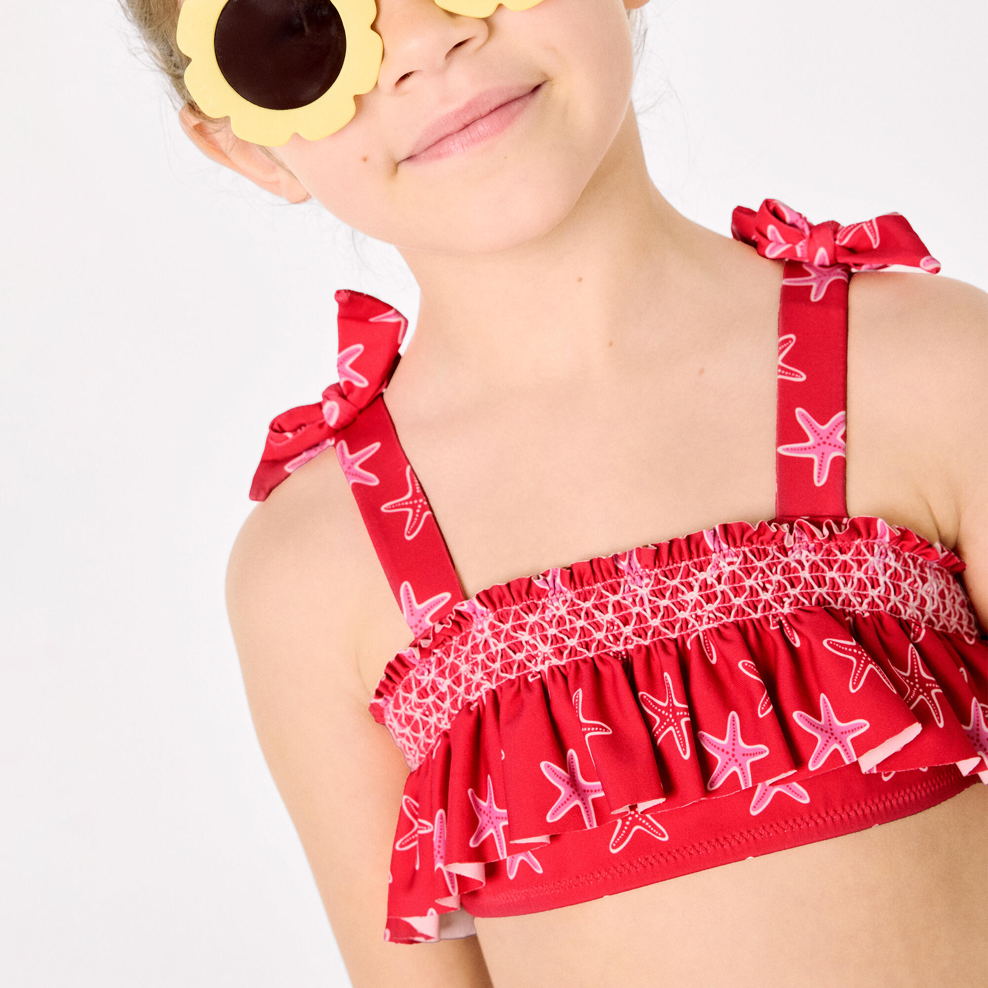 Bikini niña detalles volantes y nido de abeja estampado estrellas marinas rojo 7/7