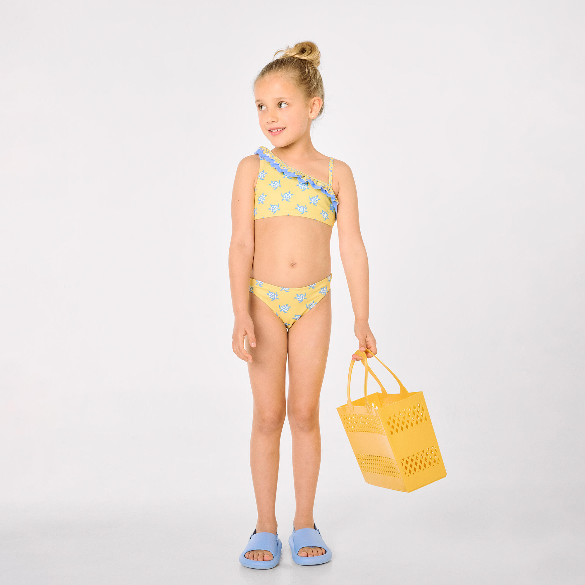Bikini niña asimétrico detalle volantes estampado tortugas amarillo 7/7