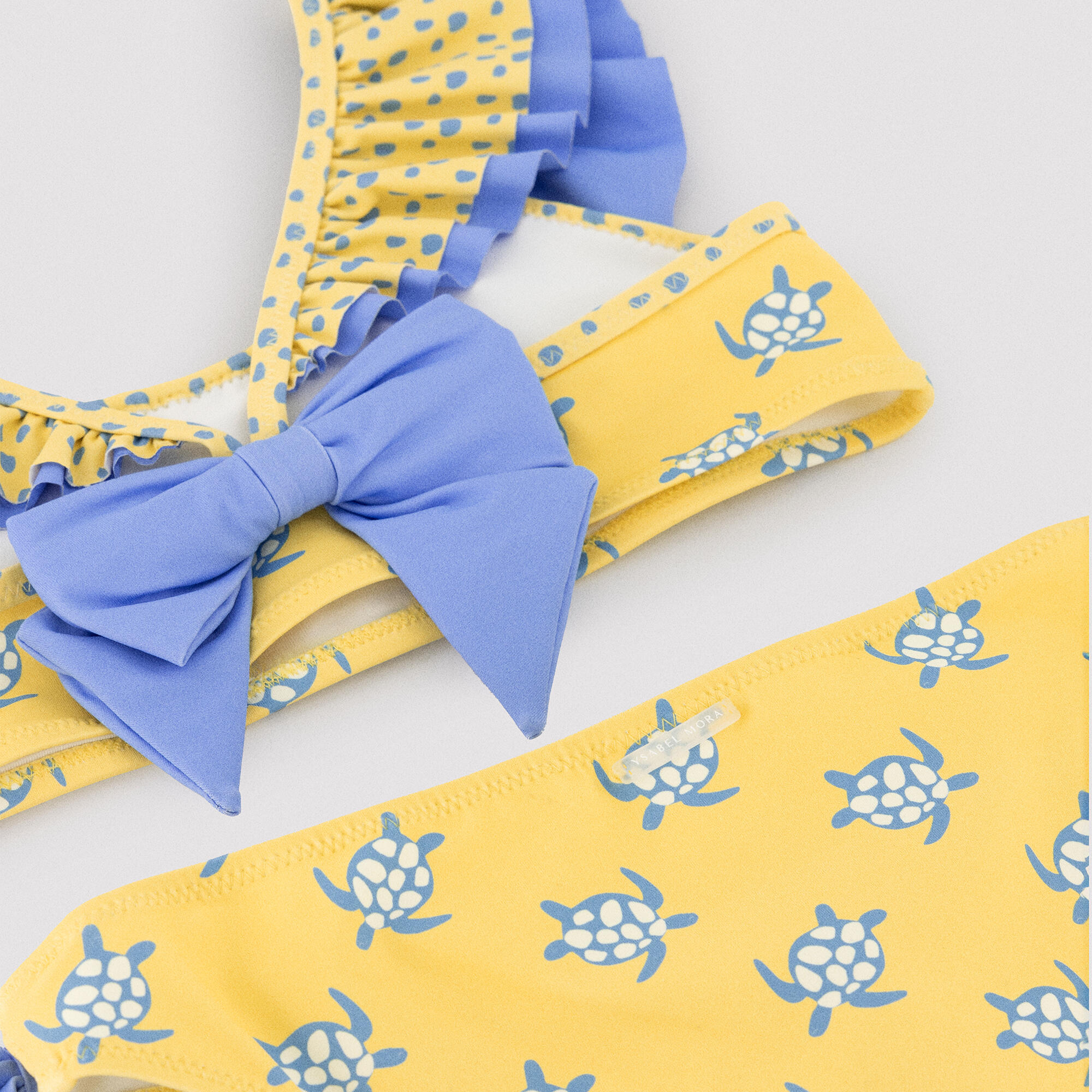Bikini niña detalle volante y lazos estampado tortugas amarillo 3/5