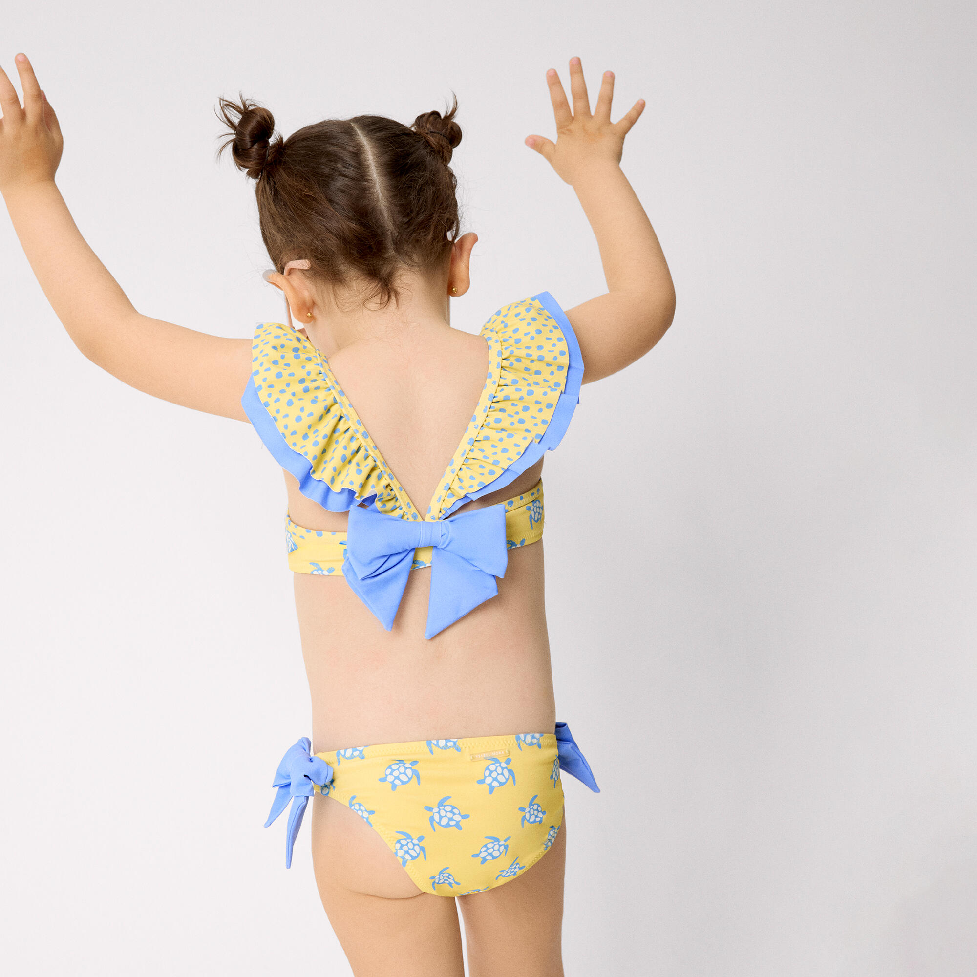 Bikini niña detalle volante y lazos estampado tortugas amarillo 5/5