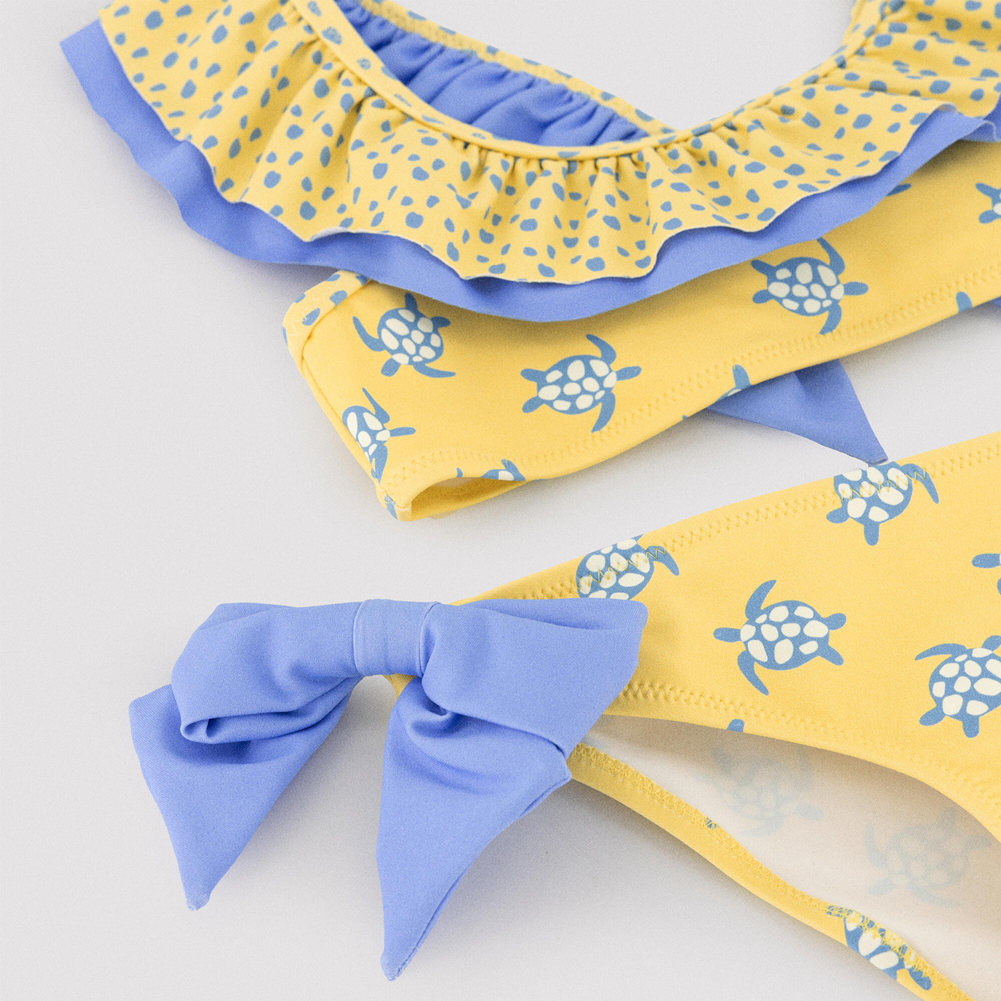 Bikini niña detalle volante y lazos estampado tortugas amarillo 2/5