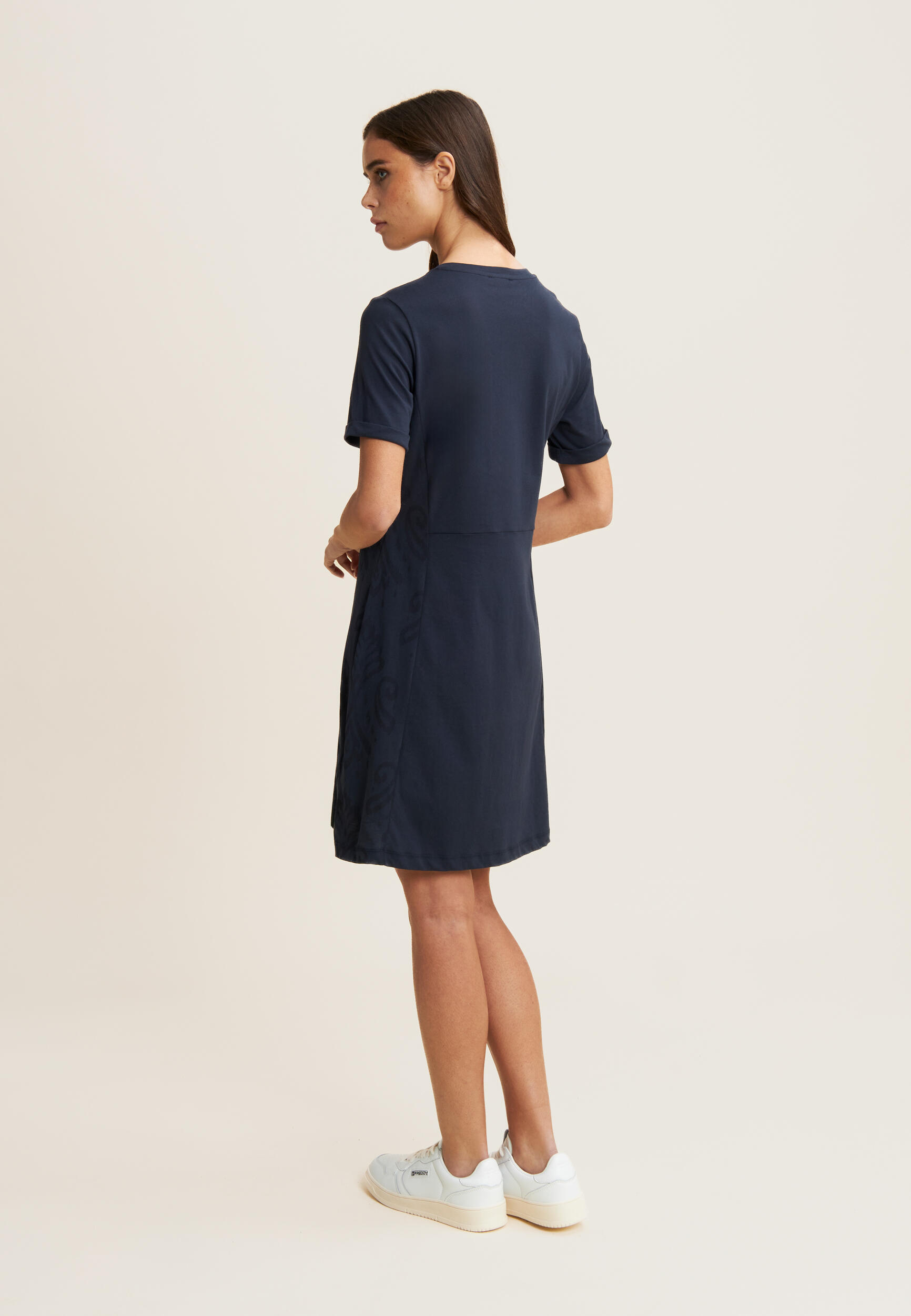 Robe en jersey à manches courtes avec détails floraux 3/4