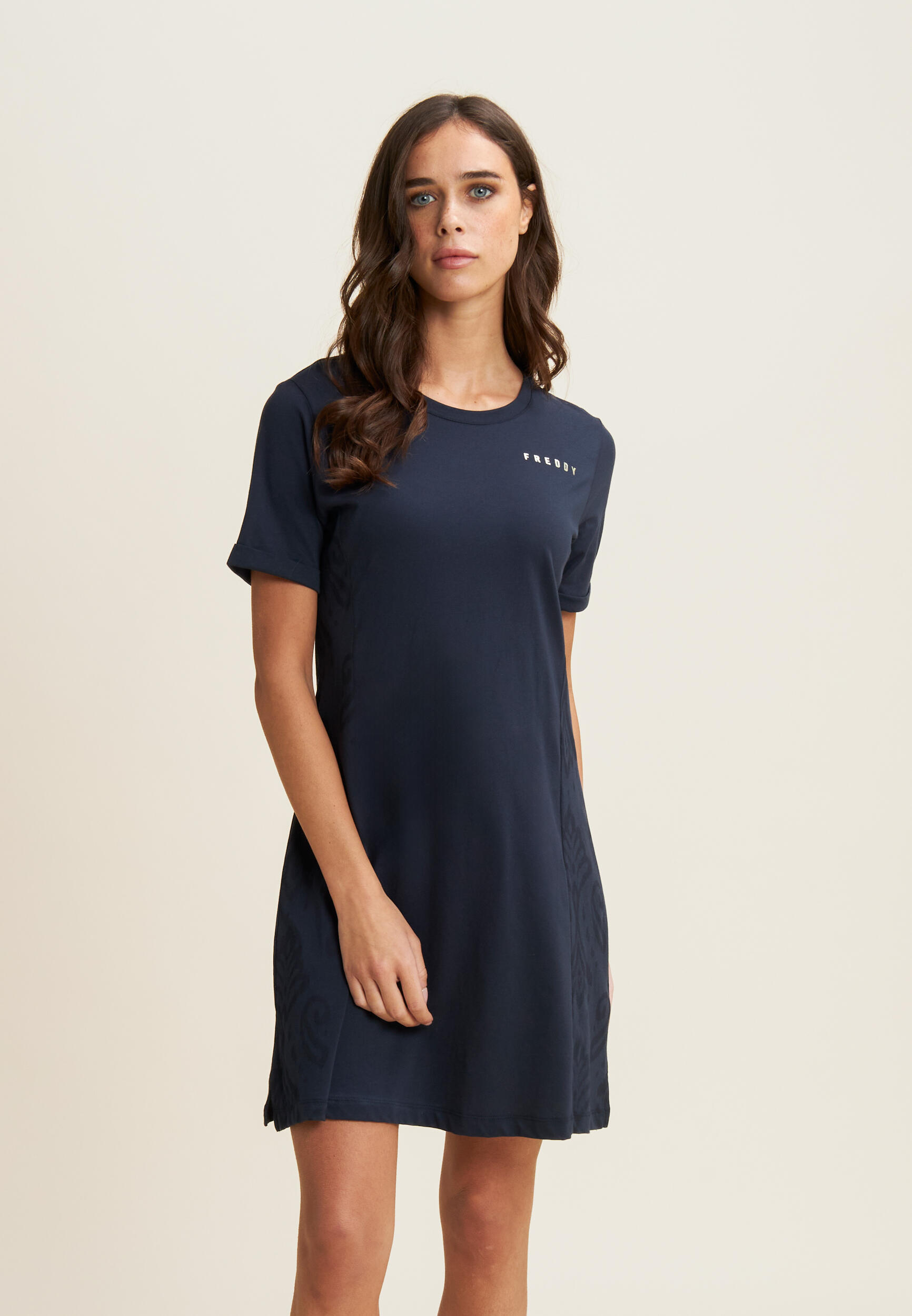 Robe en jersey à manches courtes avec détails floraux 2/4