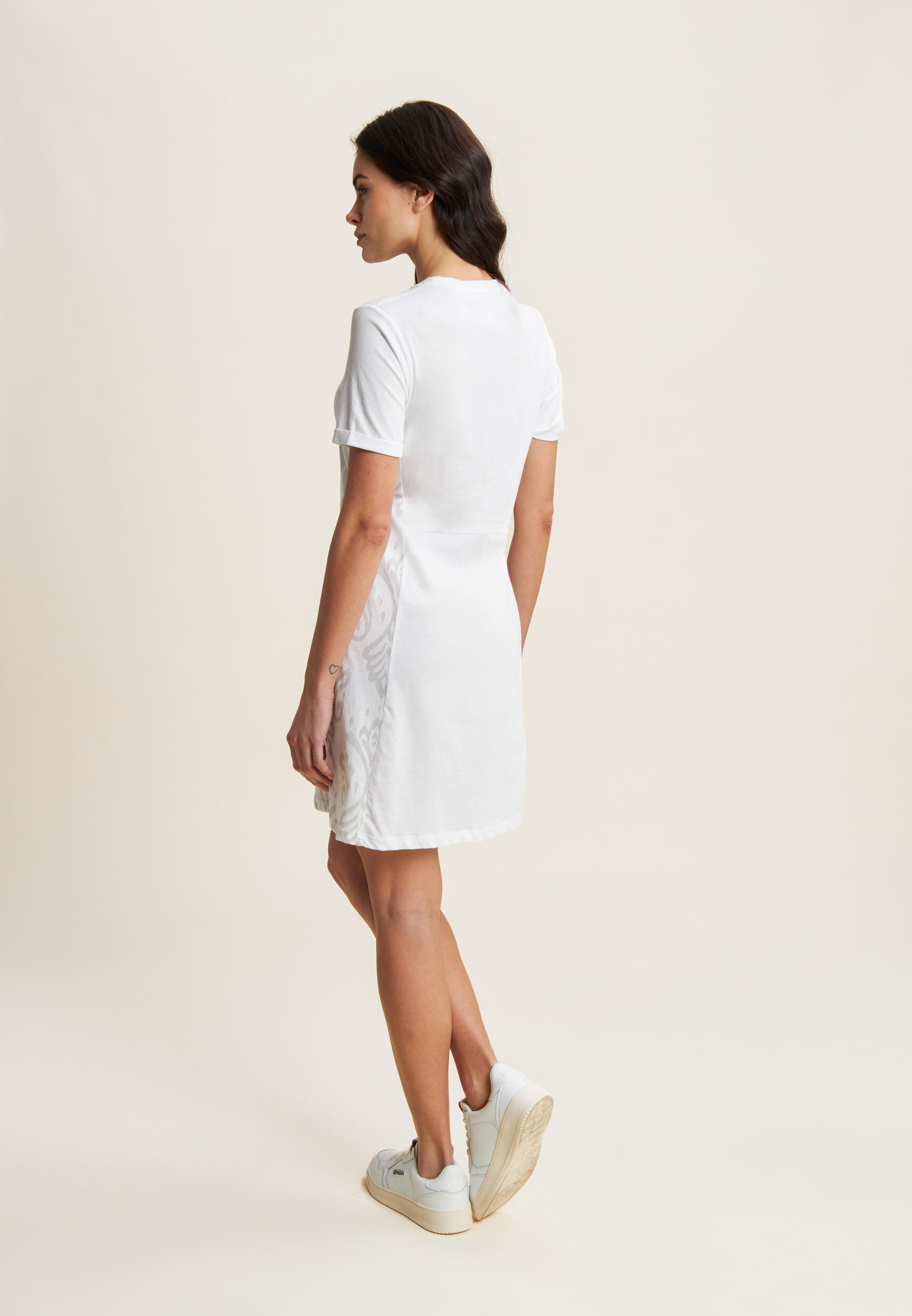 Robe en jersey à manches courtes avec détails floraux 3/4