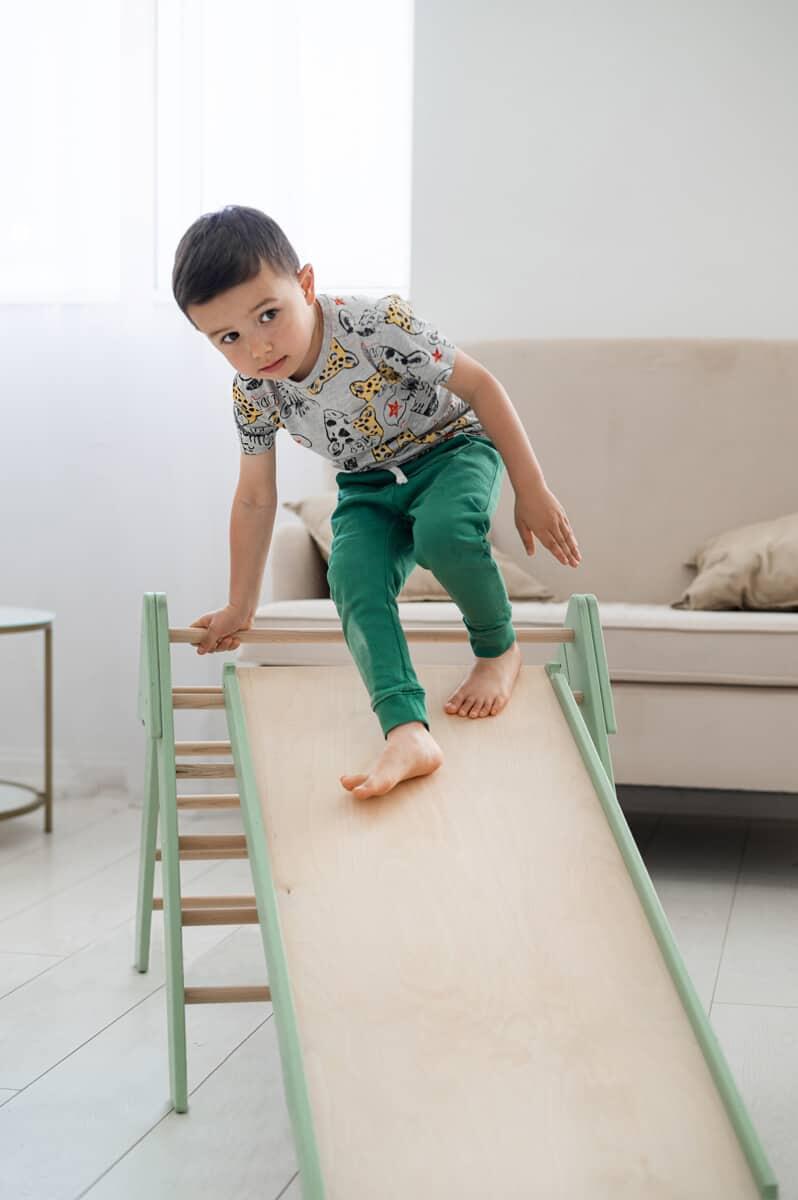 Houten indoor klimrek met klimdriehoek en dubbelzijdige glijbaan voor kinderen 2/7