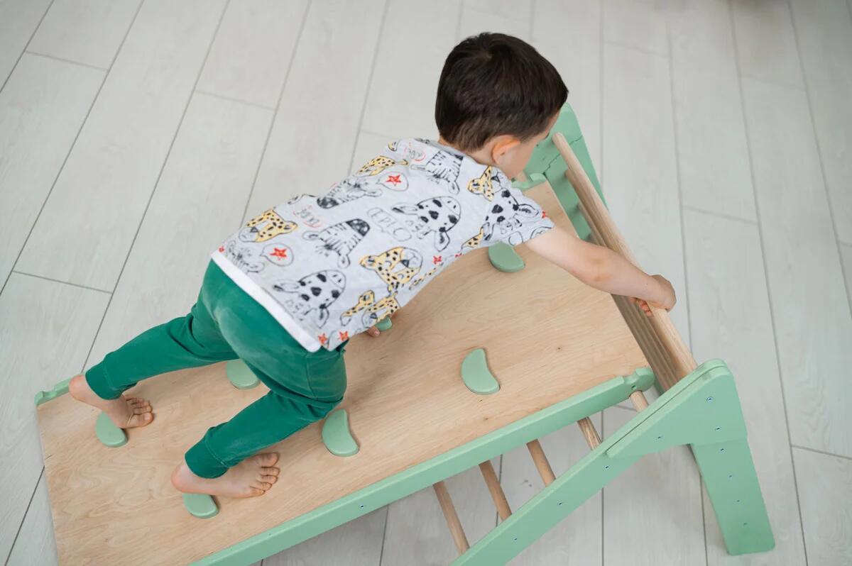 Houten indoor klimrek met klimdriehoek en dubbelzijdige glijbaan voor kinderen 5/7