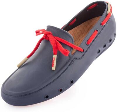 Mocks lichte rubberen waterschoenen.