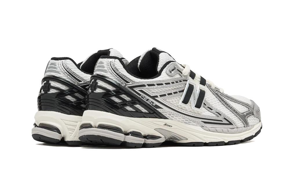 New Balance 1906R Sneaker silber-schwarz 2/3