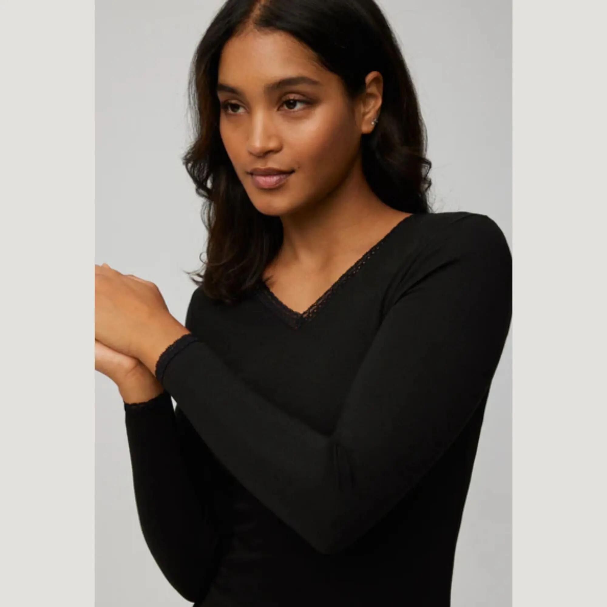T-shirt thermique noir à manches longues et détail en dentelle, contrôle de la t 3/4