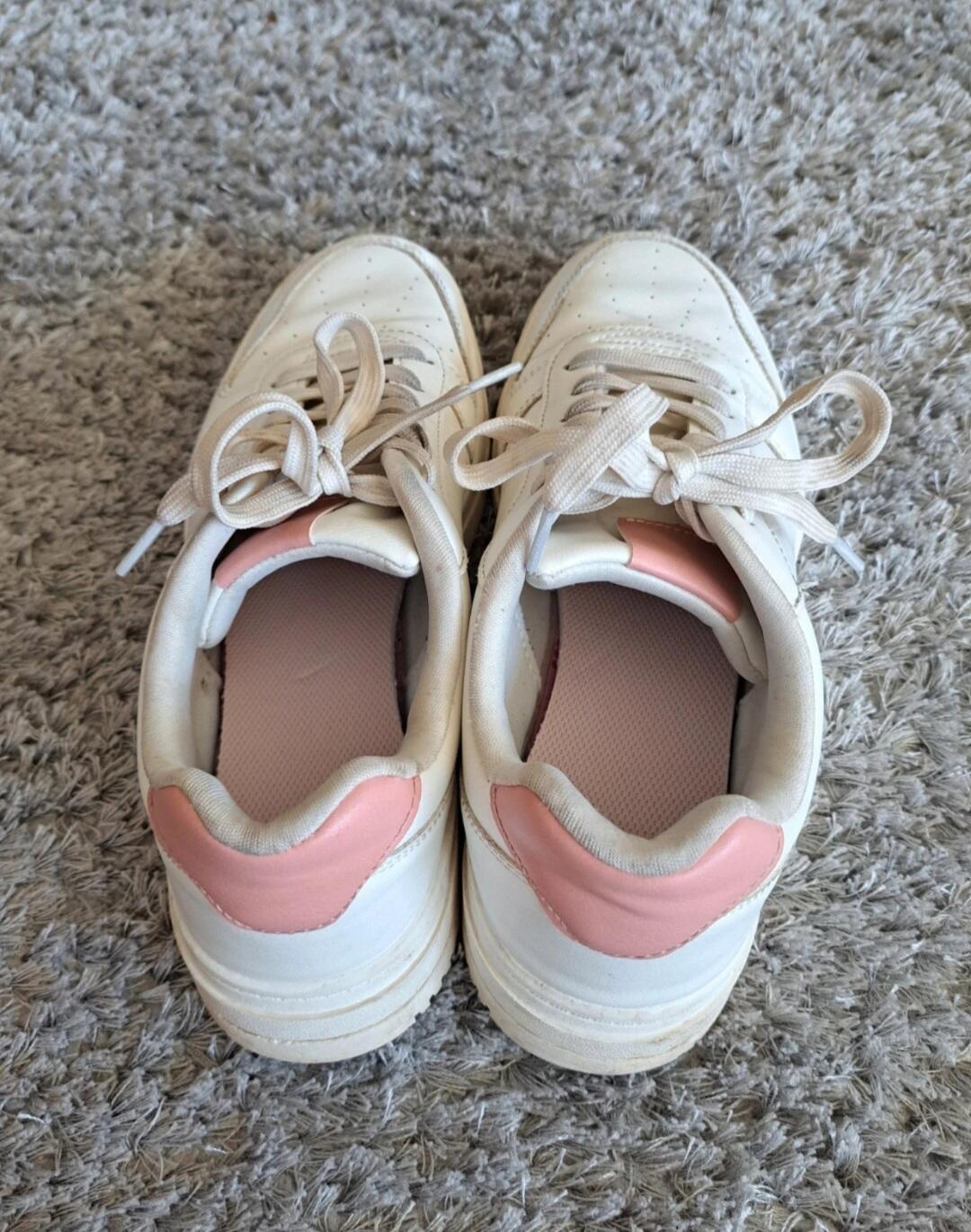 Tussen Particulieren - Witte sneakers met roze details 3/6
