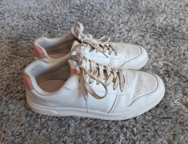 Tussen Particulieren - Witte sneakers met roze details 5/6