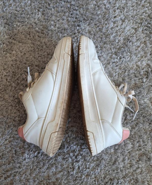 Tussen Particulieren - Witte sneakers met roze details 4/6