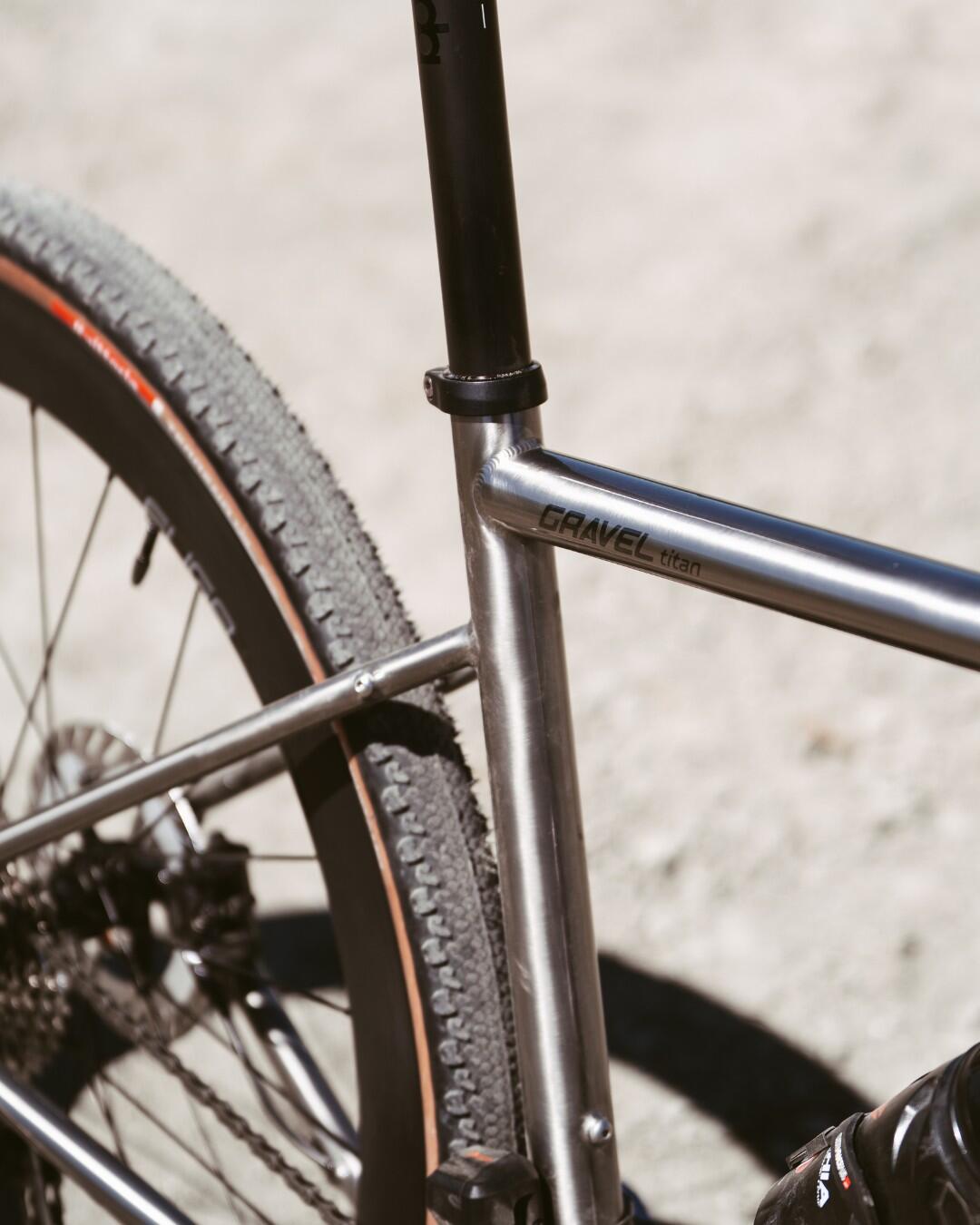 Gravel TITAN 52BZ Shimano GR825 Di2 24V 5/7