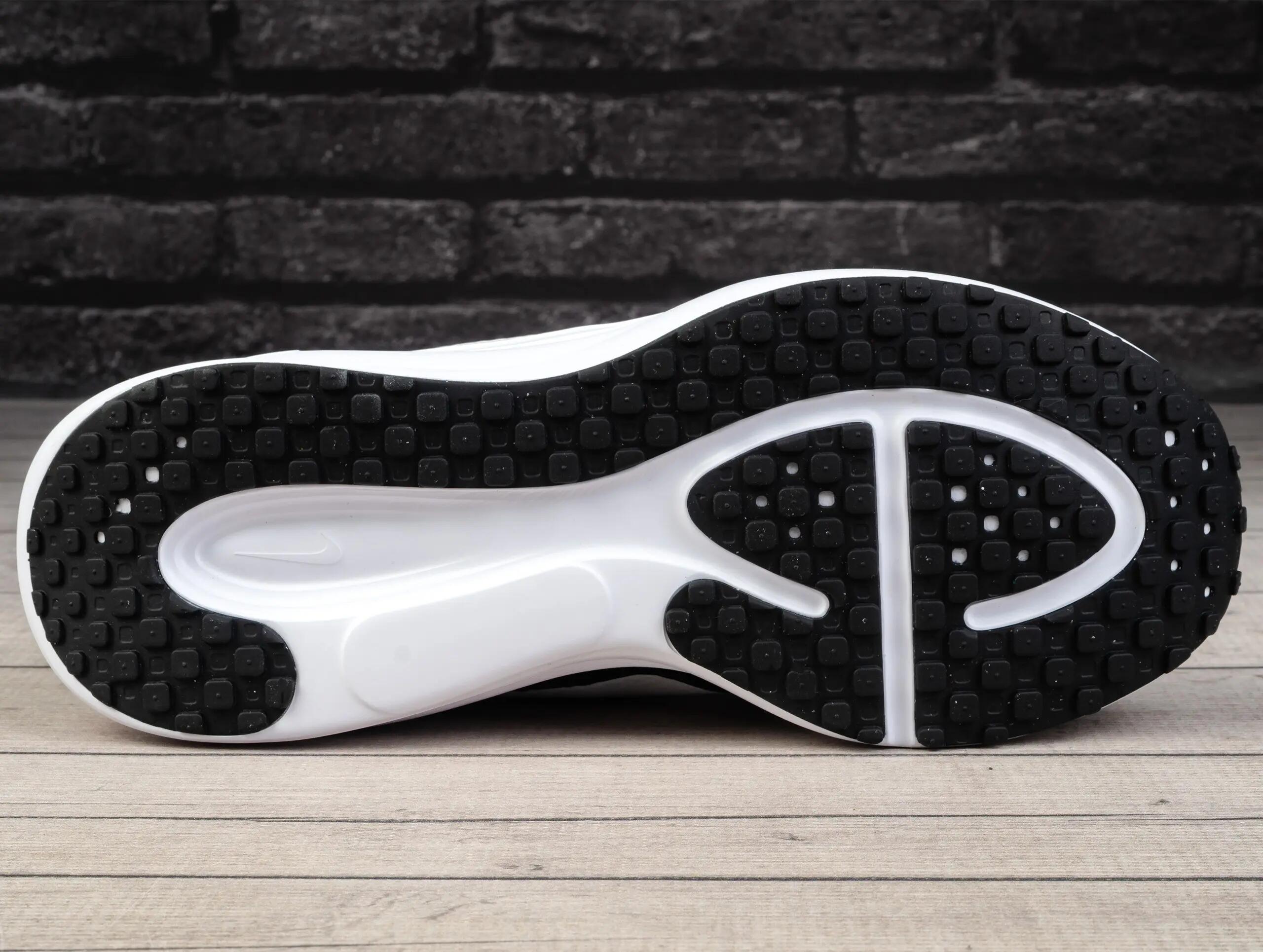 Zapatilla para Running para HOMBRE NIKE REVOLUTION 8 5/7