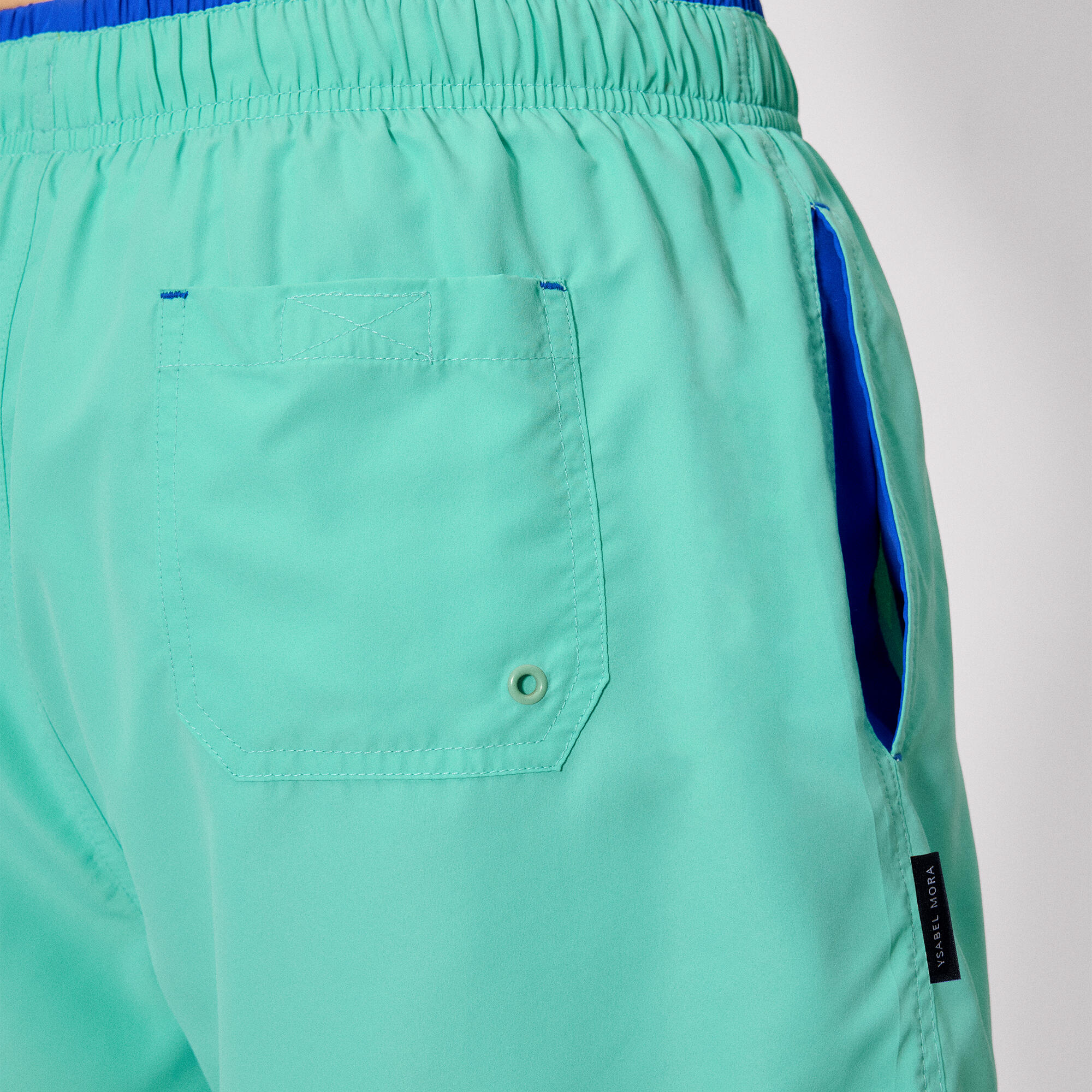 Maillot de bain court avec détail bleu à la taille 5/5