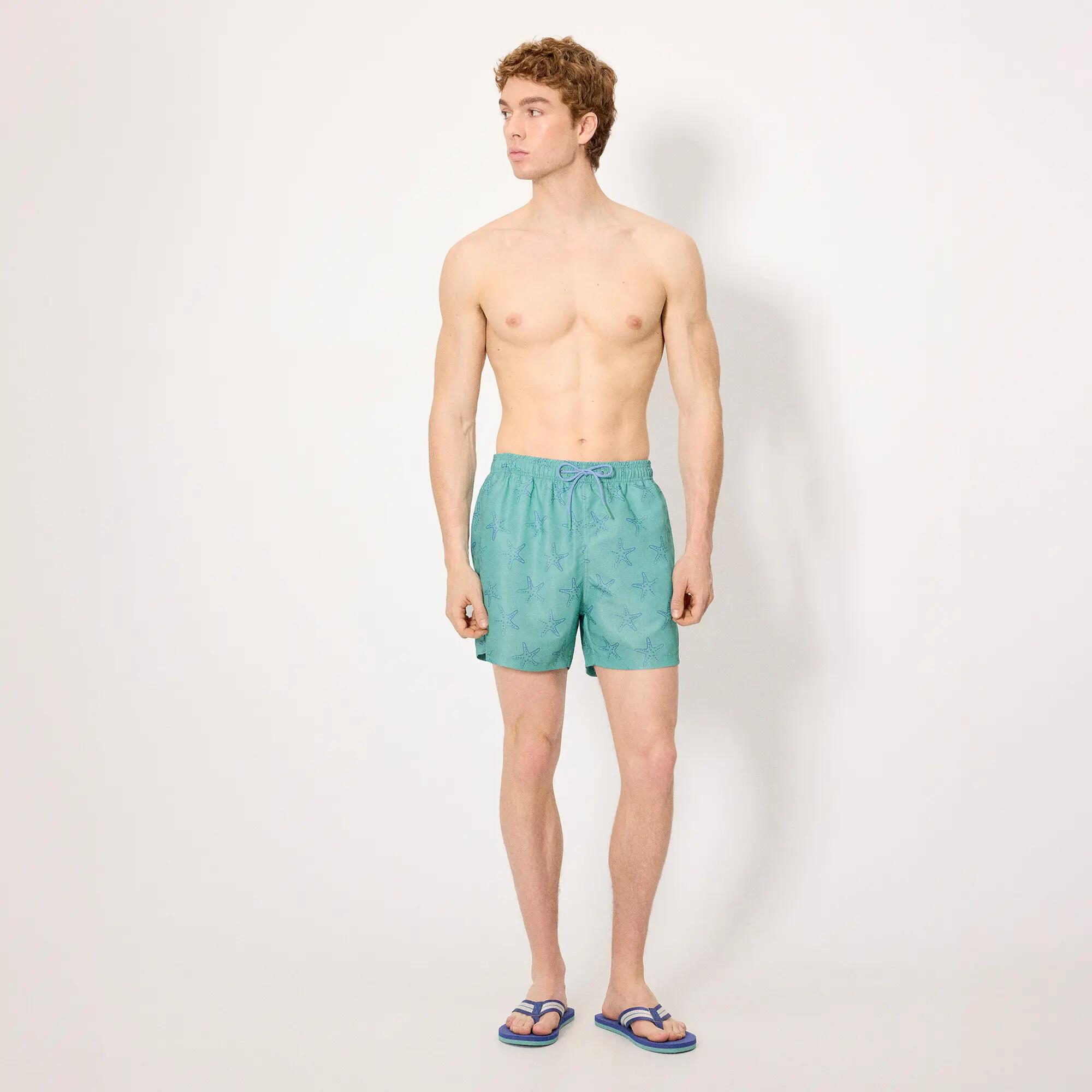 Chinelo masculino com listras azuis contrastantes 1/4