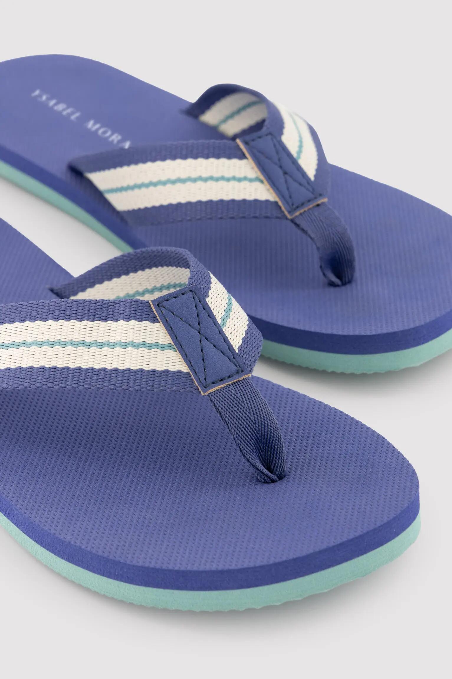 Chinelo masculino com listras azuis contrastantes 3/4