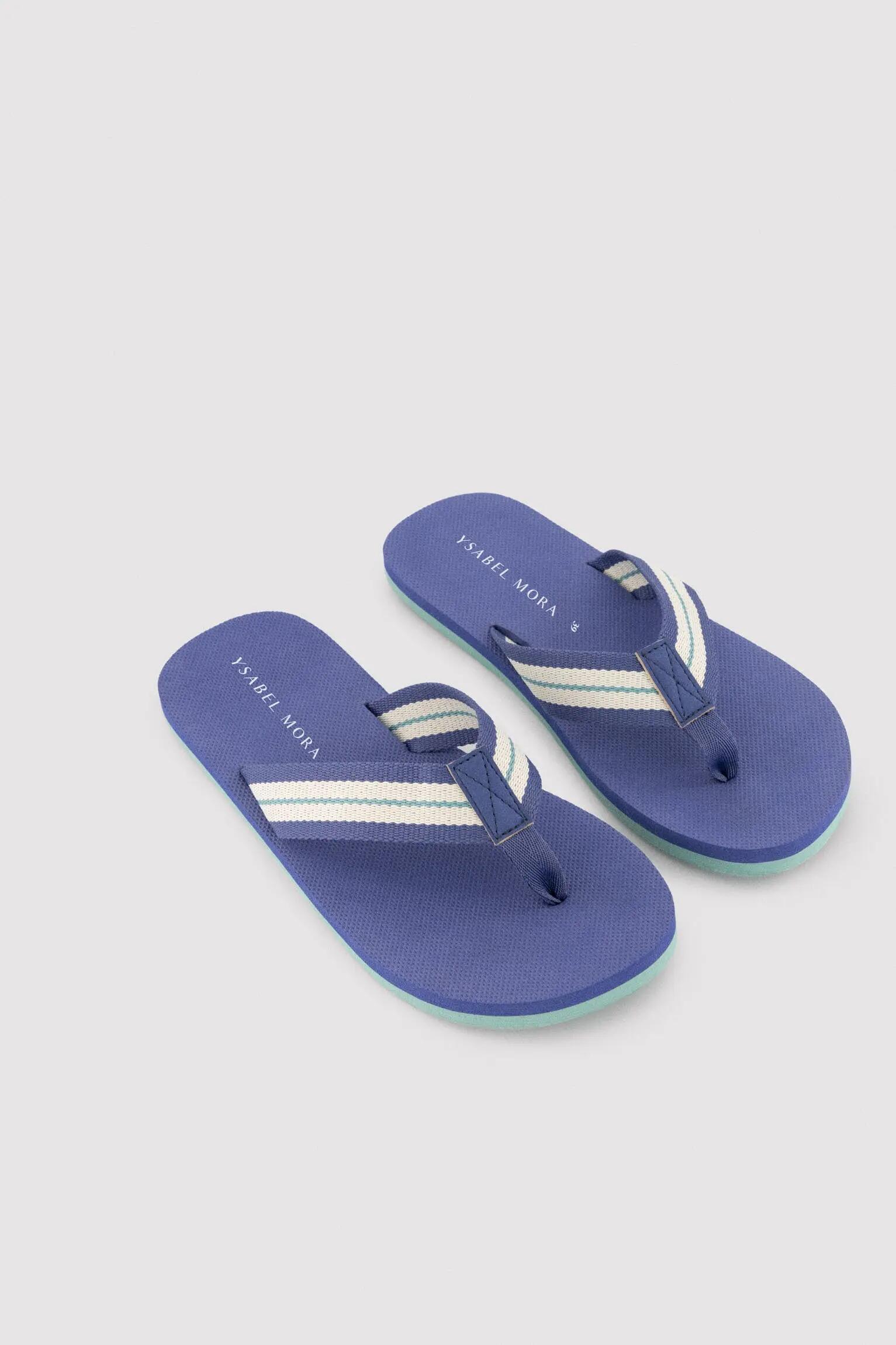 Chinelo masculino com listras azuis contrastantes 2/4