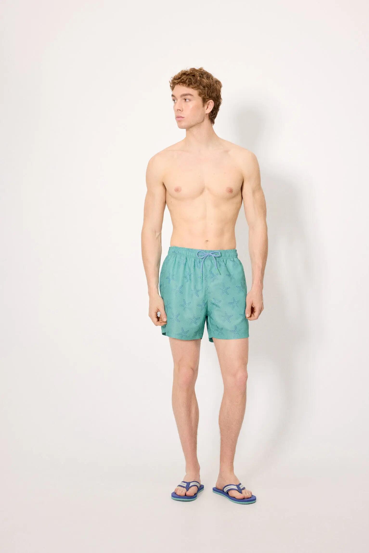 Chinelo masculino com listras azuis contrastantes 4/4