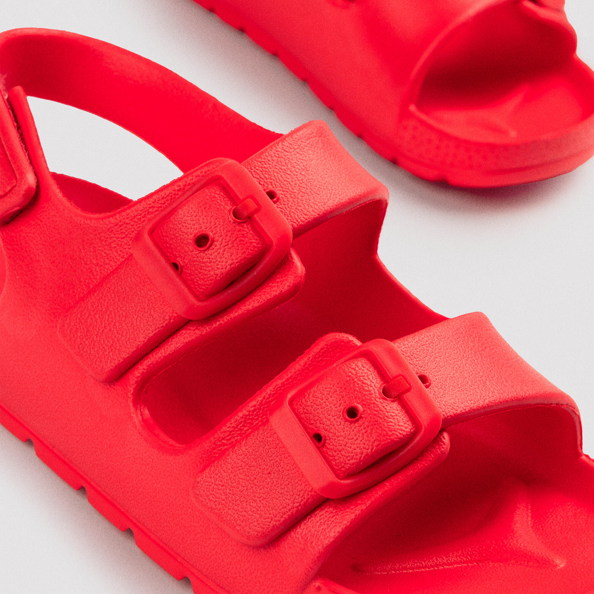 Tongs pour enfants avec boucles réglables et velcro rouge 3/3
