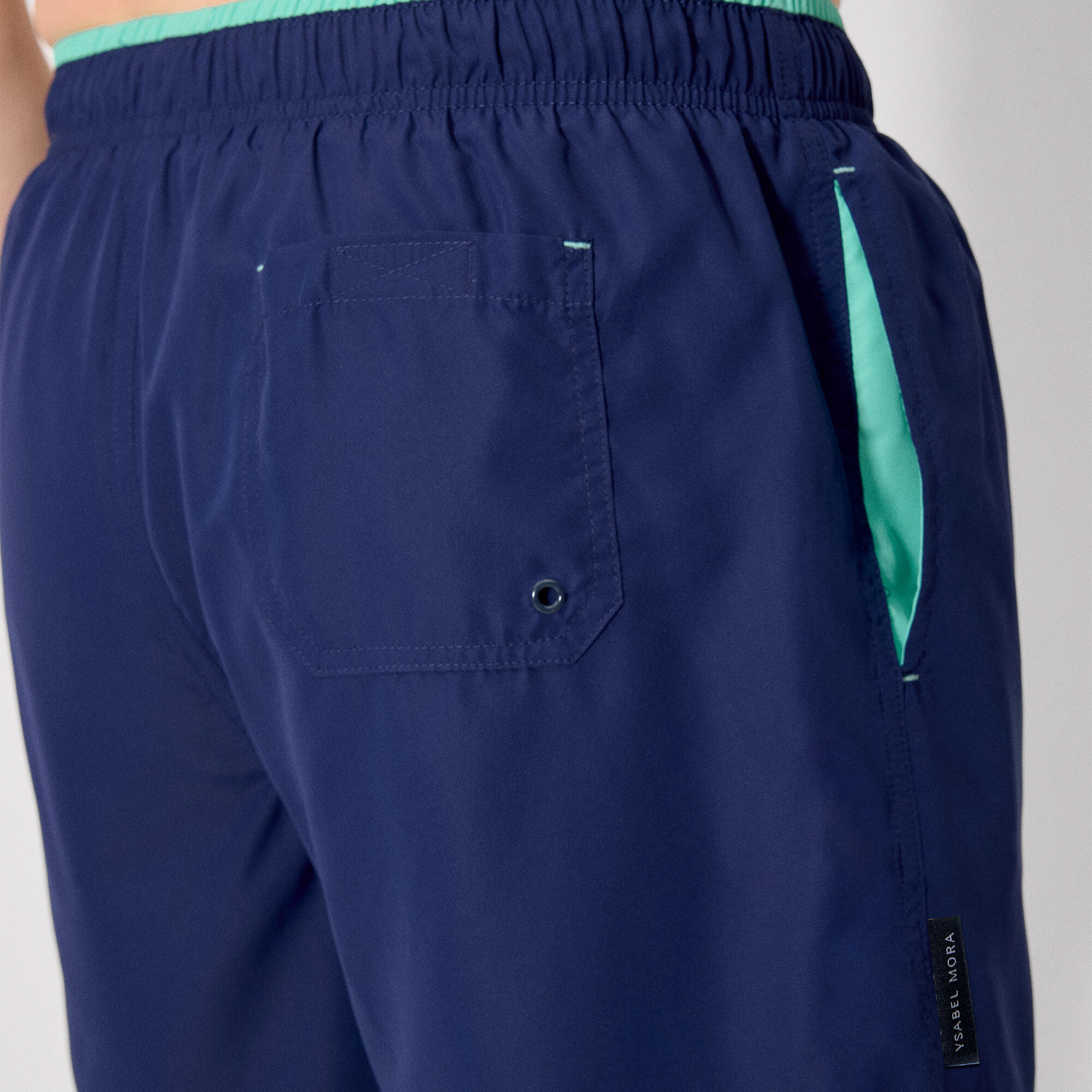 Maillot de bain bleu marine basique avec détail à la taille. 5/5