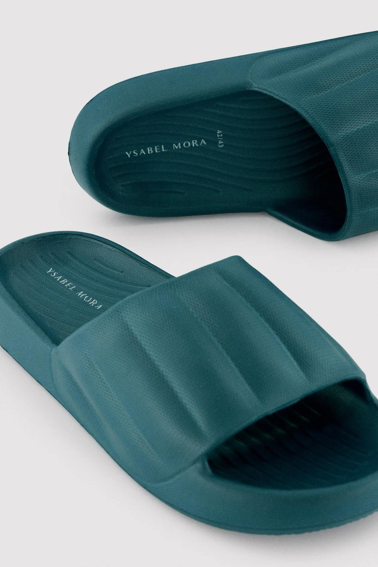 Chinelo de dedo masculino leve na cor verde. 3/4