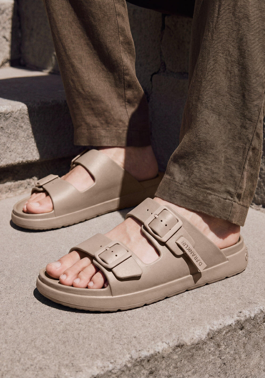 Sandalias Abiertas Unisex Hebilla Ajustable Vibe Taupe 3/5