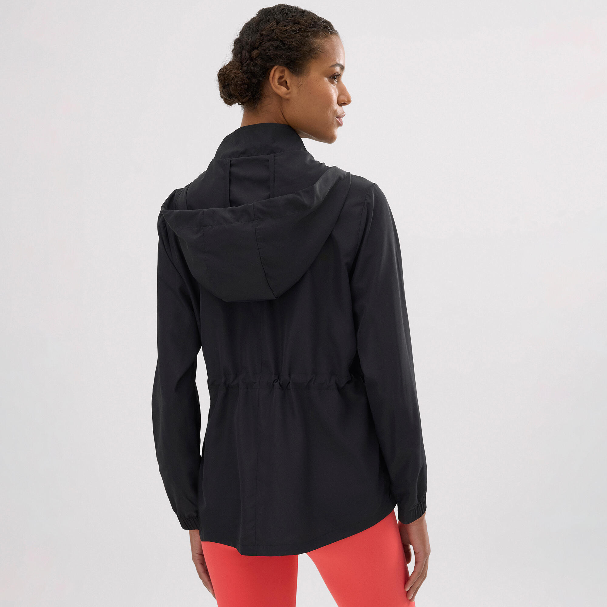 Chaqueta deportiva cortavientos con capucha y bolsillos negra 2/4