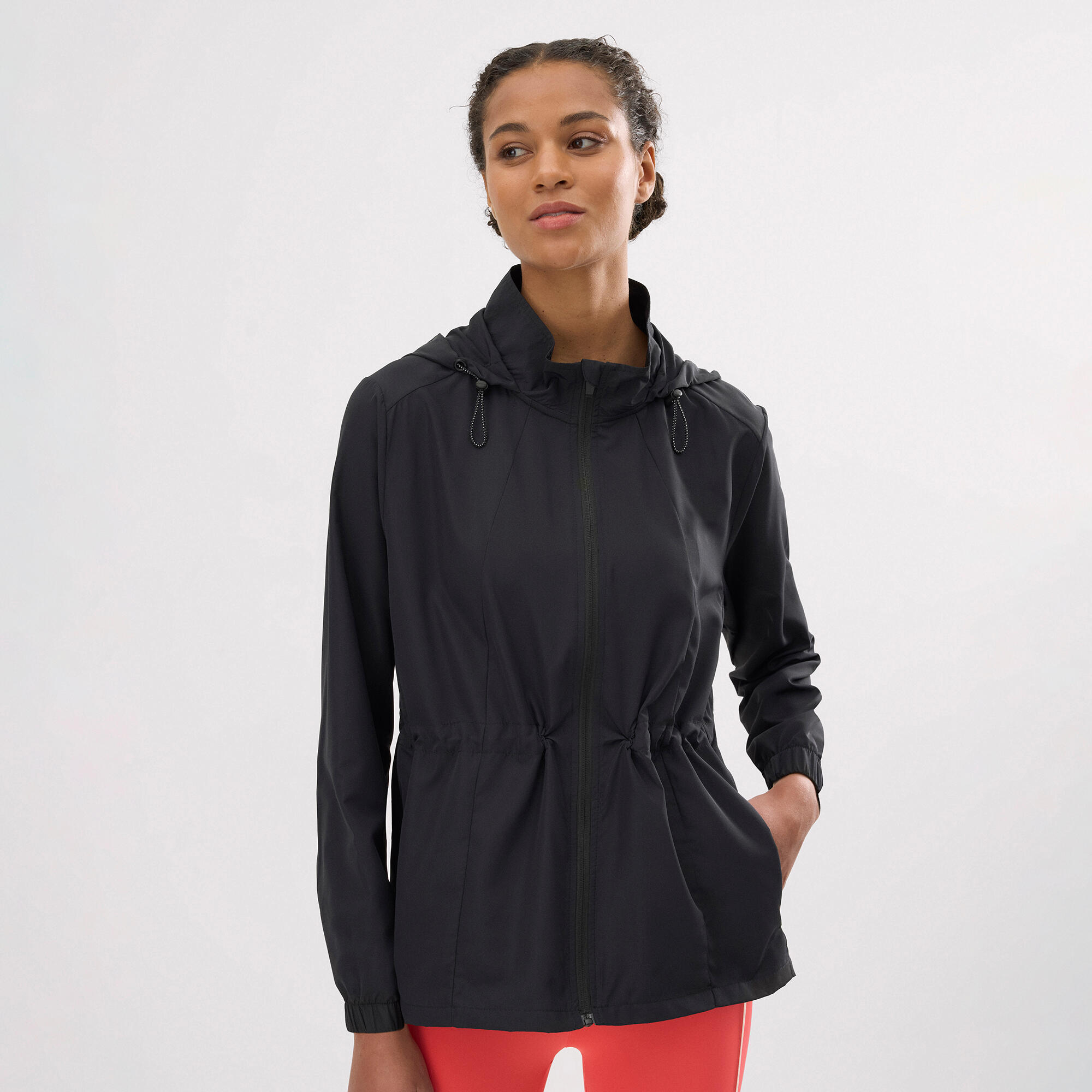 Chaqueta deportiva cortavientos con capucha y bolsillos negra 4/4