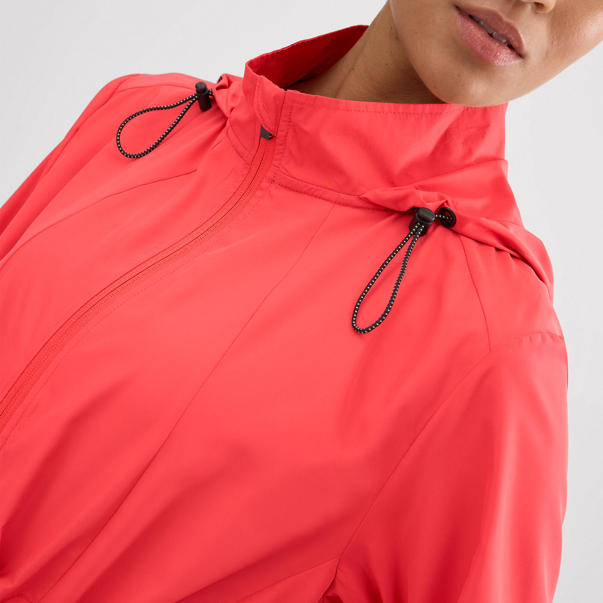 Chaqueta deportiva cortavientos con capucha y bolsillos coral 3/3