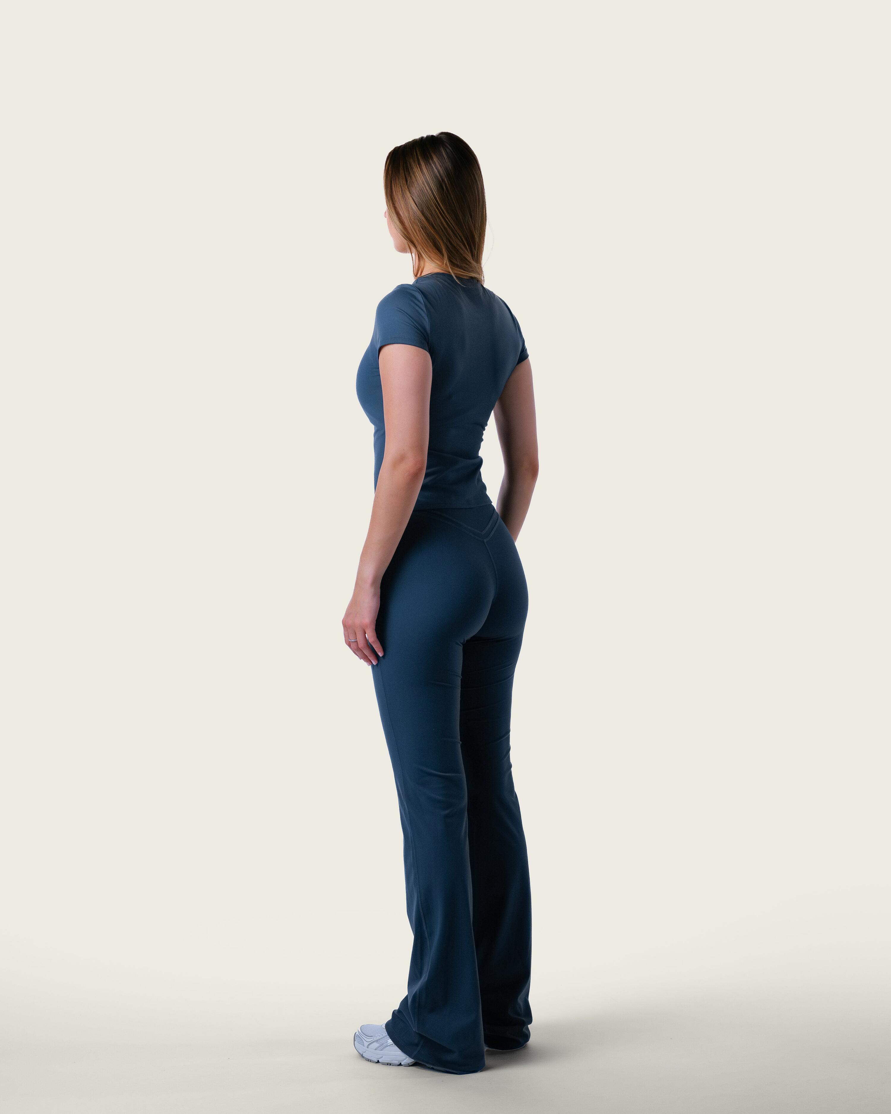 T-shirt corta aderente donna per yoga e pilates – blu notte 5/6