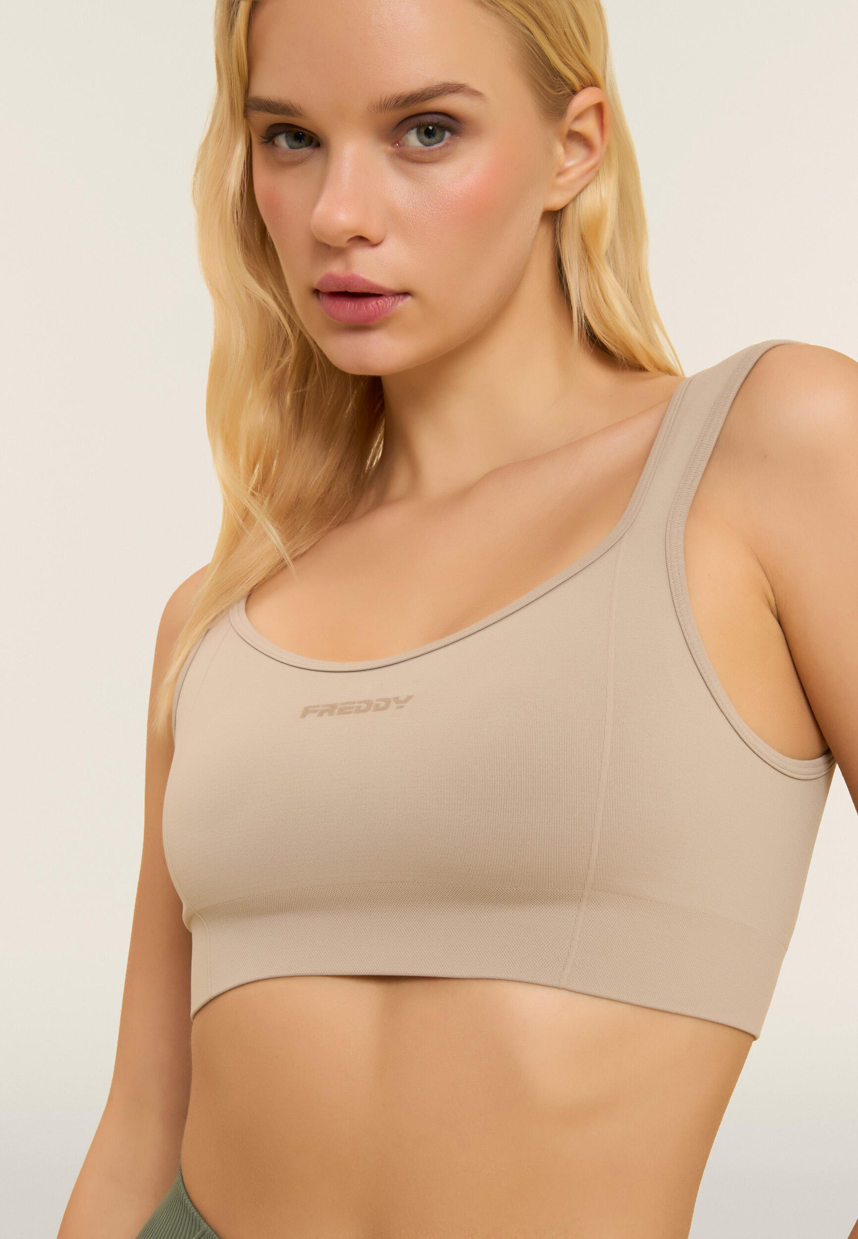Brassière de sport avec col en forme de cœur, soutien léger 4/4