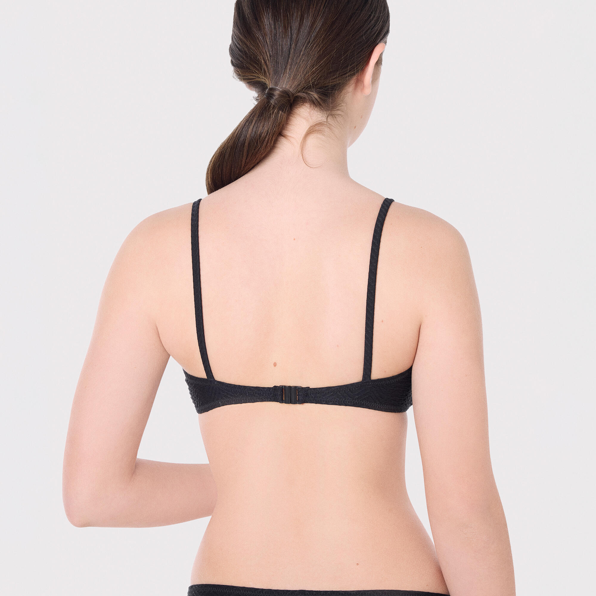 Top bikini juvenil texturizado con lazo y relleno extraíble 2/3