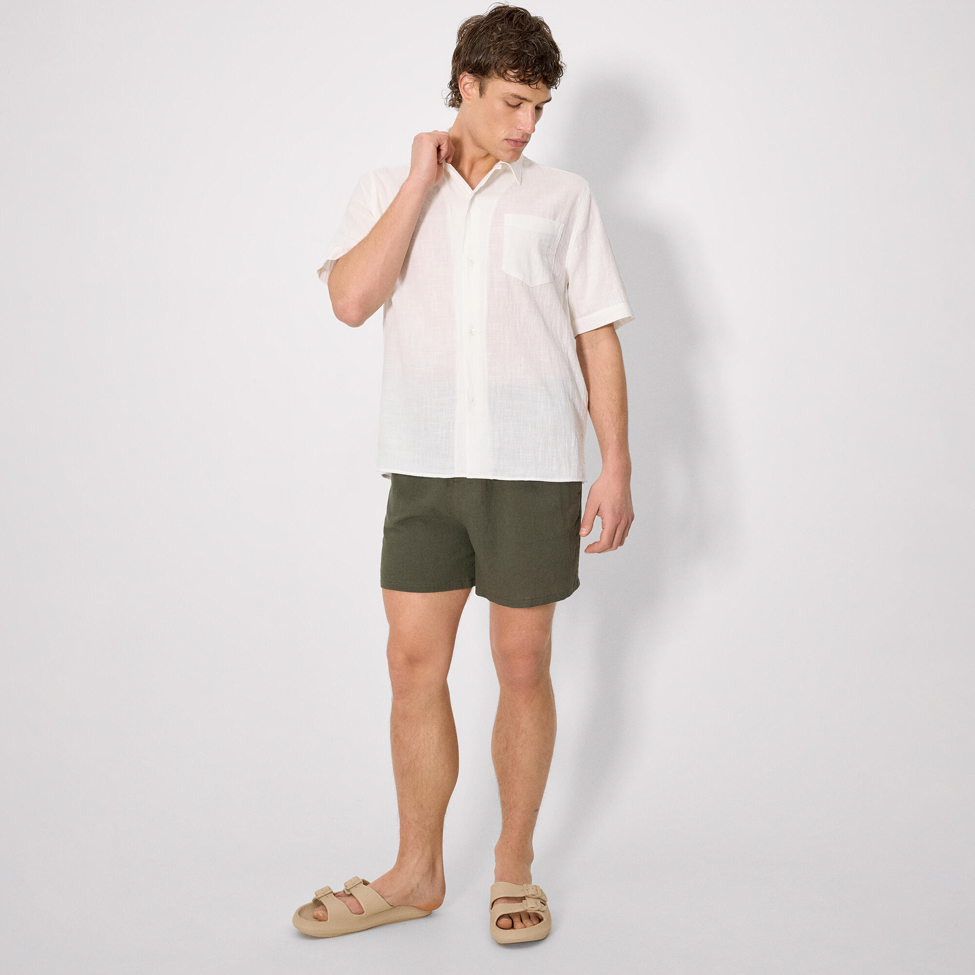 Chemise blanche à manches courtes boutonnée effet lin 3/3