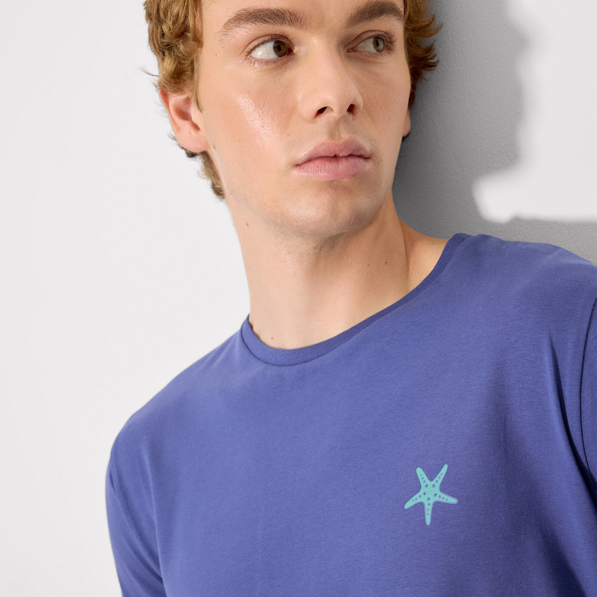 T-shirt à manches courtes avec imprimé d'étoiles de mer bleues 3/3