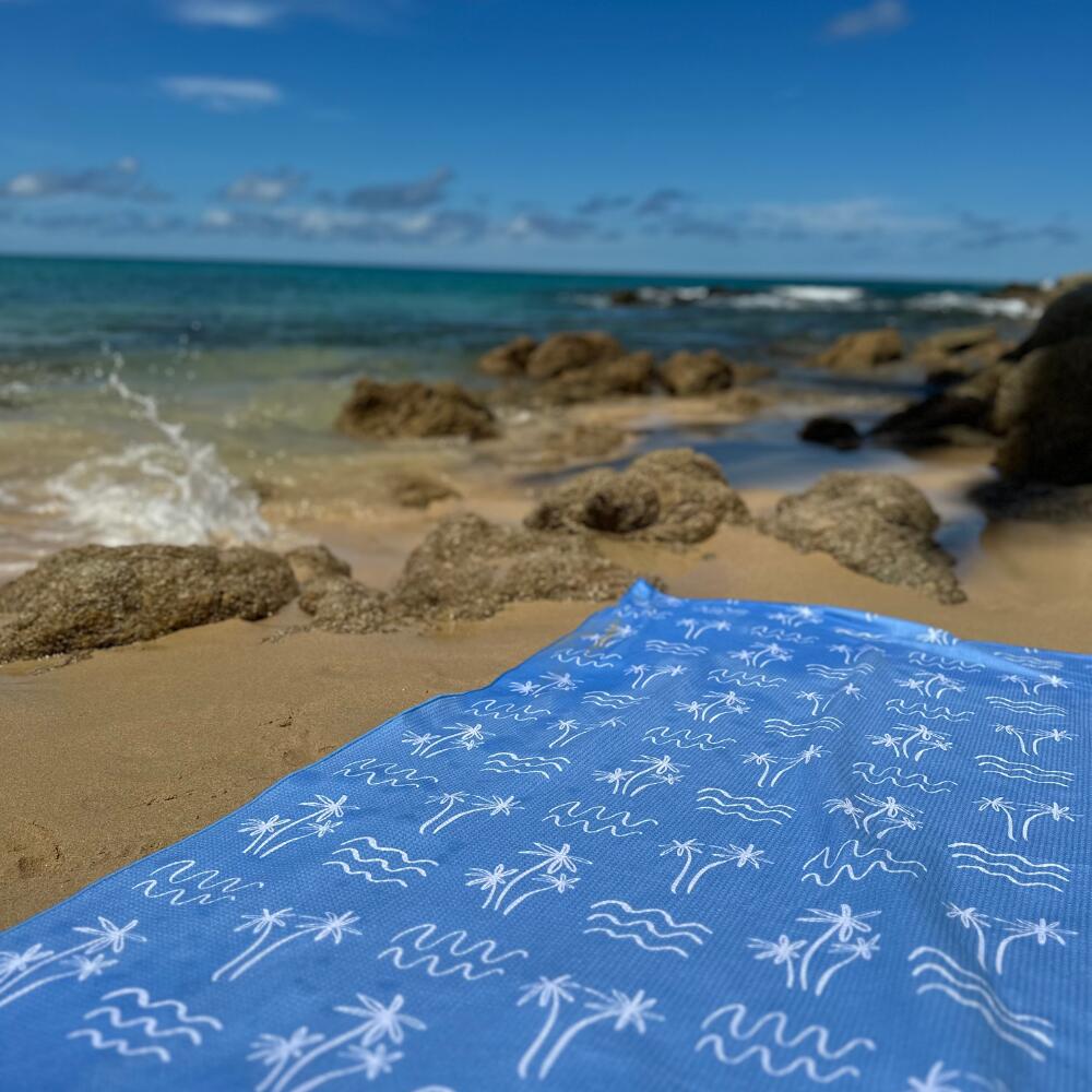 Serviette de plage 160 x 90 cm, imprimée bleue à motifs palmiers et vagues 6/7