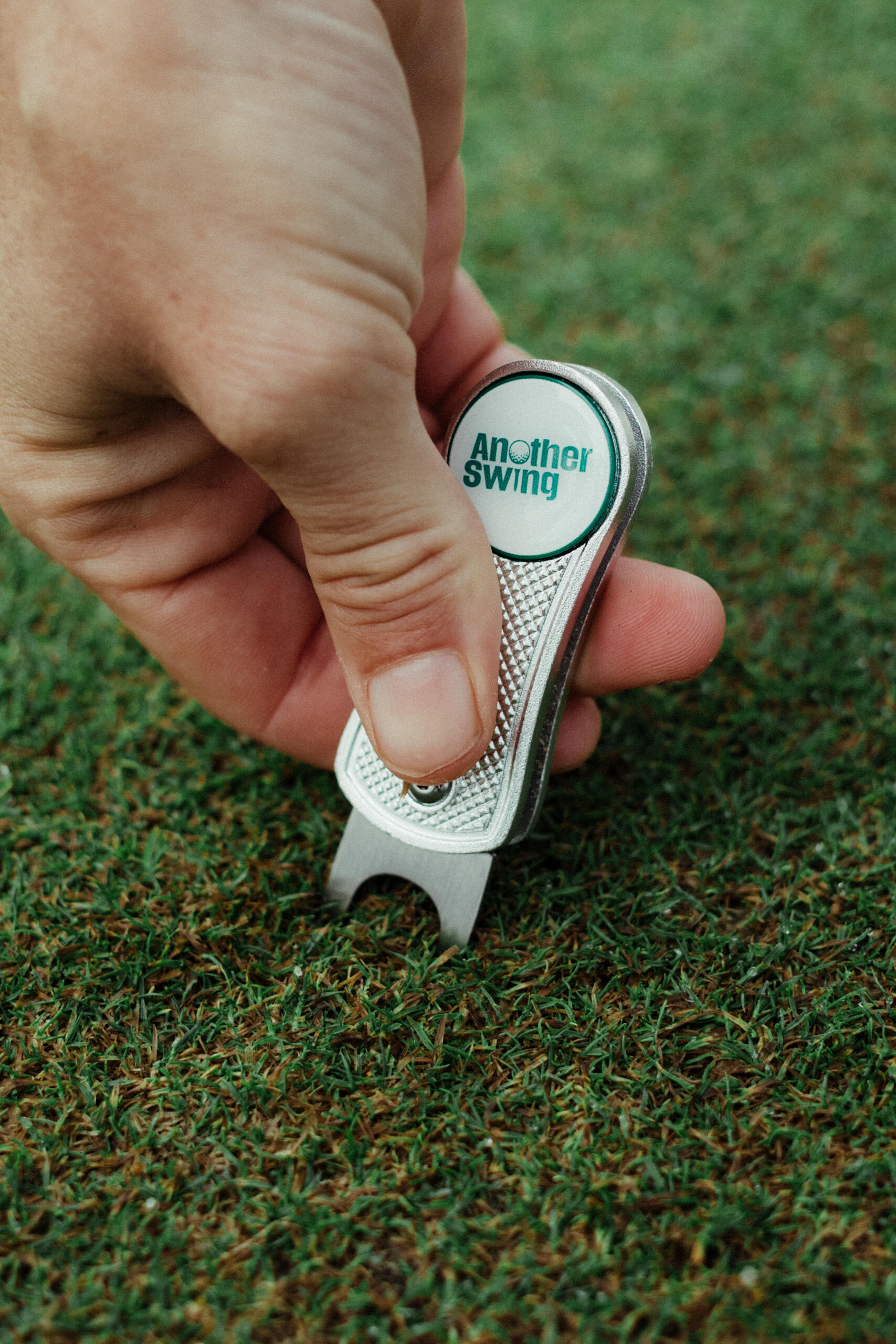 Another Swing Pitchgabel Metall - Magnetischer Ballmarker - Französische Marke 5/7