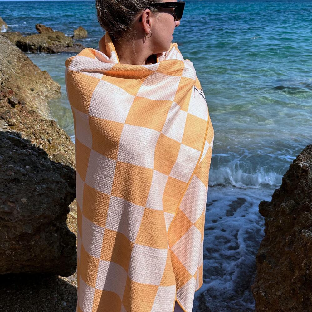 Serviette de plage taille 160 x 90 cm, imprimée à damier orange et moutarde 5/7