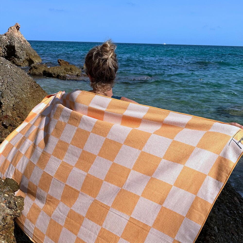 Serviette de plage taille 160 x 90 cm, imprimée à damier orange et moutarde 4/7