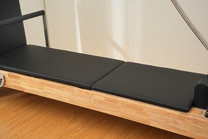 Machine Pilates Reformer avec tour en bois robuste et complète 2/7