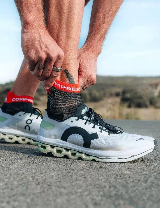 Compressport Pro Racing Socks v4.0 Run Low Negro/Rojo 3/4
