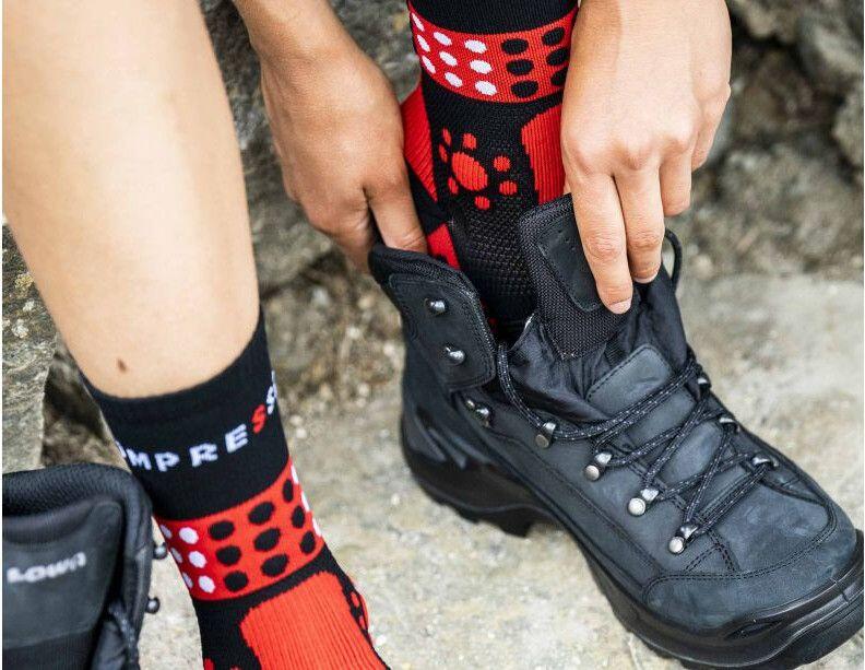 Calcetines Compressport Trekking Negro/Rojo/Blanco 4/5